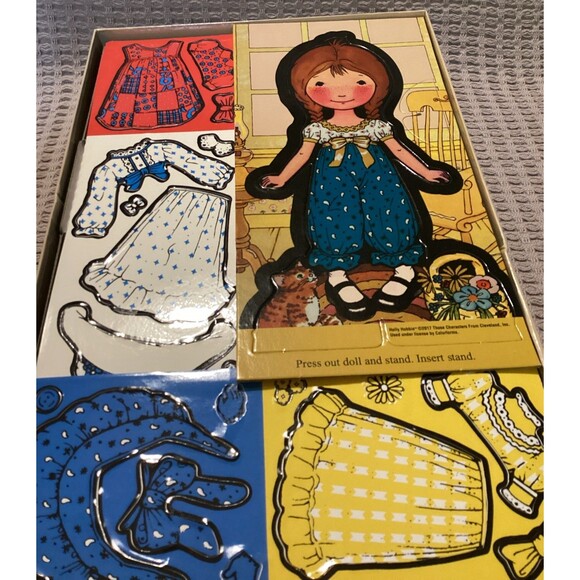 2017 Holly Hobbie Colorforms Classics Dress Up Set Toy Paper Doll with 4 Outfits - Picture 15 of 16
